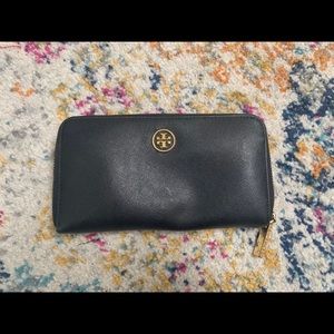 Tory Burch zip closure leather wallet